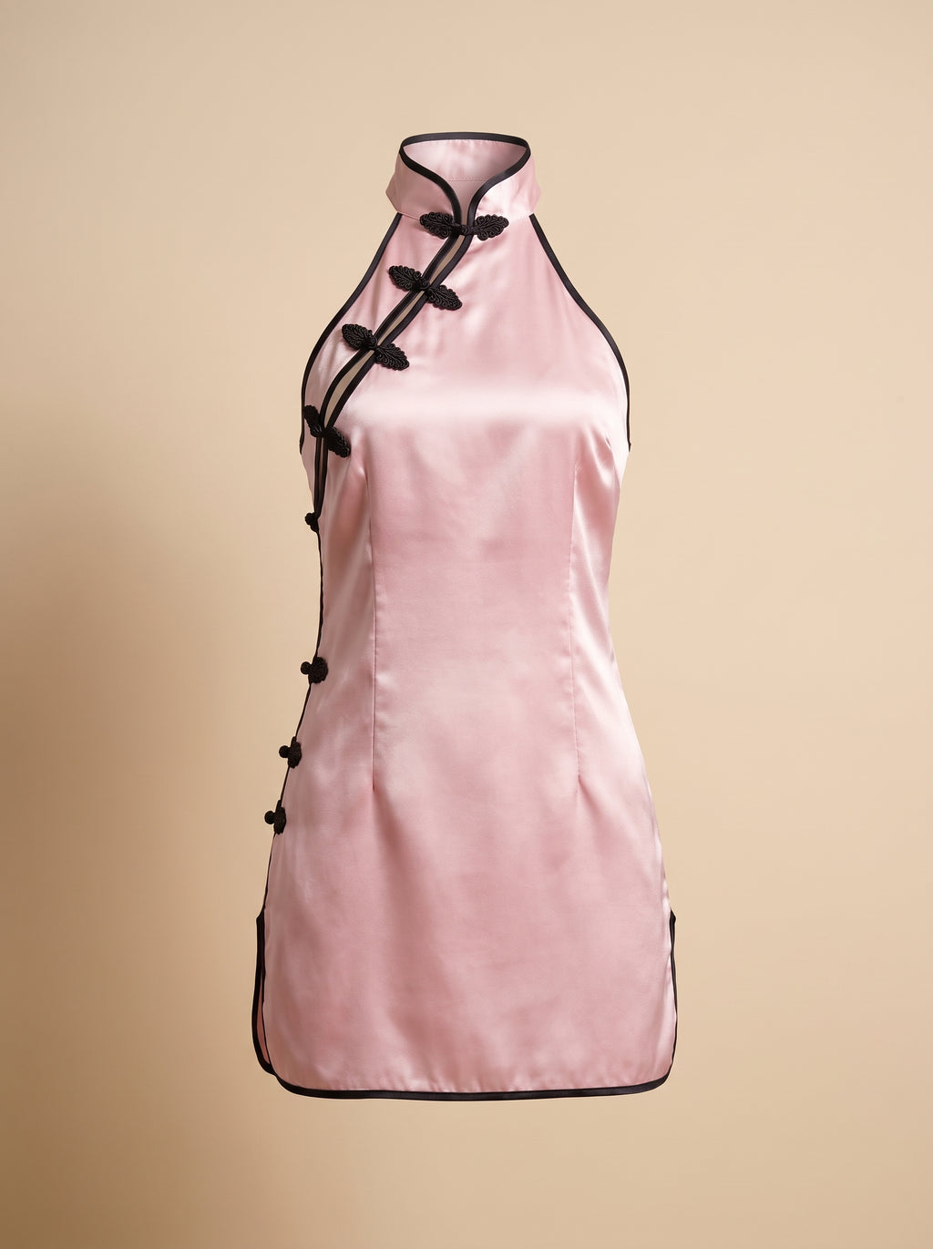 Nuisette style qipao en satin rose portee par mannequin invisible, col mandarin et fentes laterales