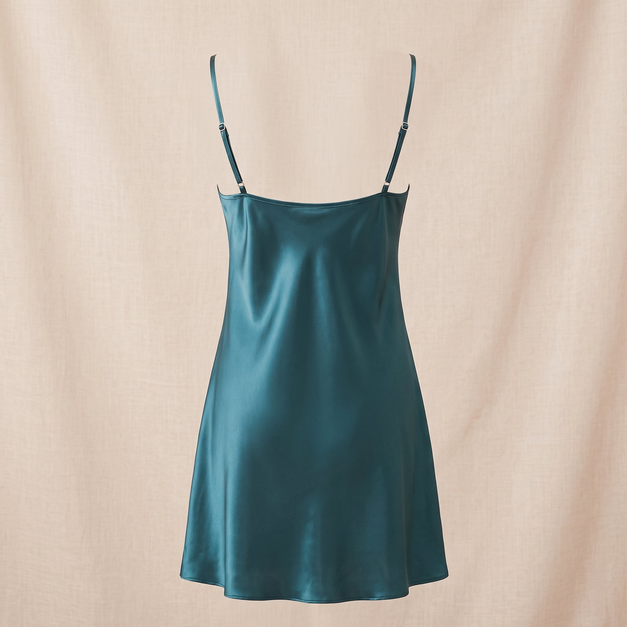 Vue de dos de la nuisette en satin vert canard, bretelles spaghetti réglables Image
