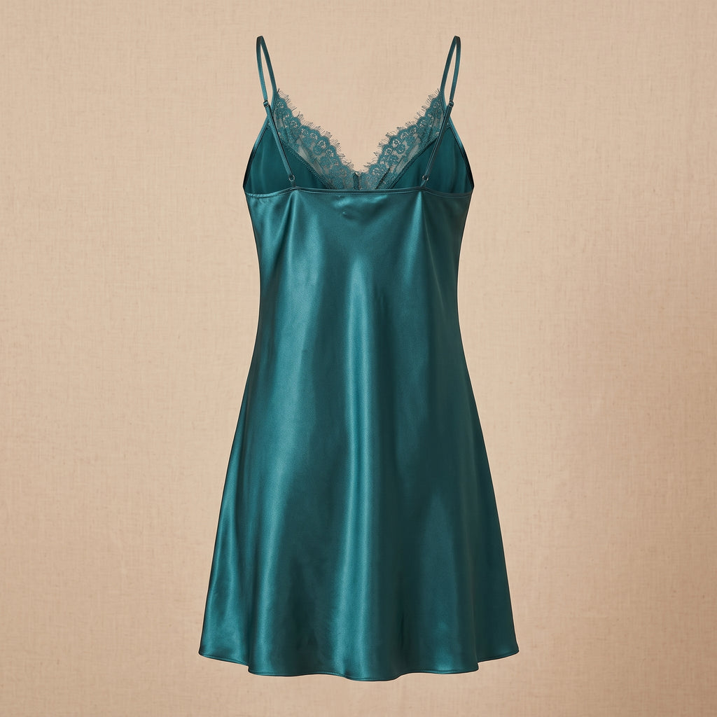 Nuisette en satin vert canard, mannequin invisible, décolleté dentelle et coupe fluide à mi-cuisse
