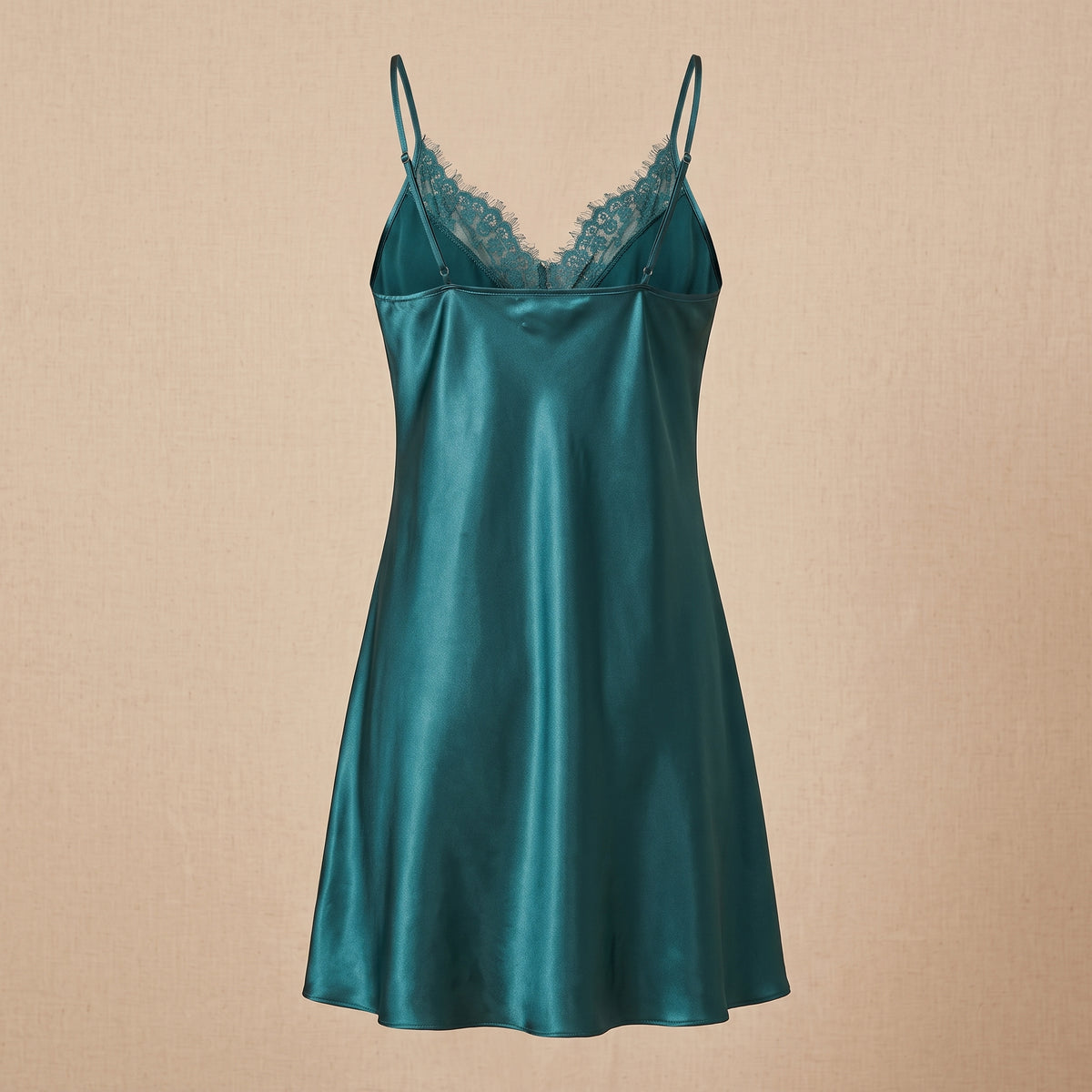 Nuisette en satin vert canard, mannequin invisible, décolleté dentelle et coupe fluide à mi-cuisse