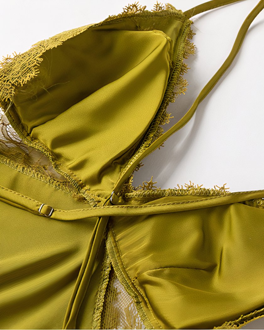 Détail des bonnets triangulaires entièrement recouverts de dentelle brodée