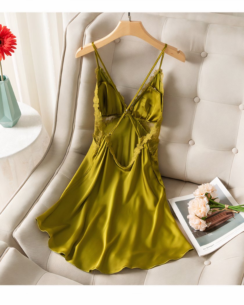 Nuisette courte en satin vert olive présentée sur cintre, jupe évasée
