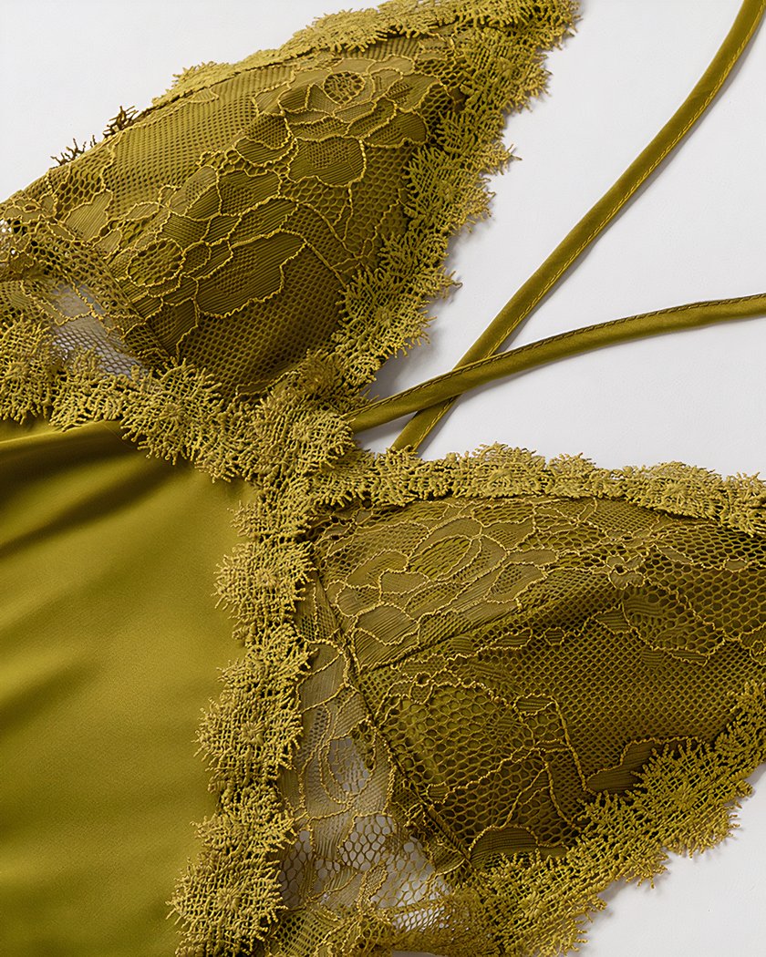 Gros plan de la dentelle brodée sur tulle et des fines bretelles