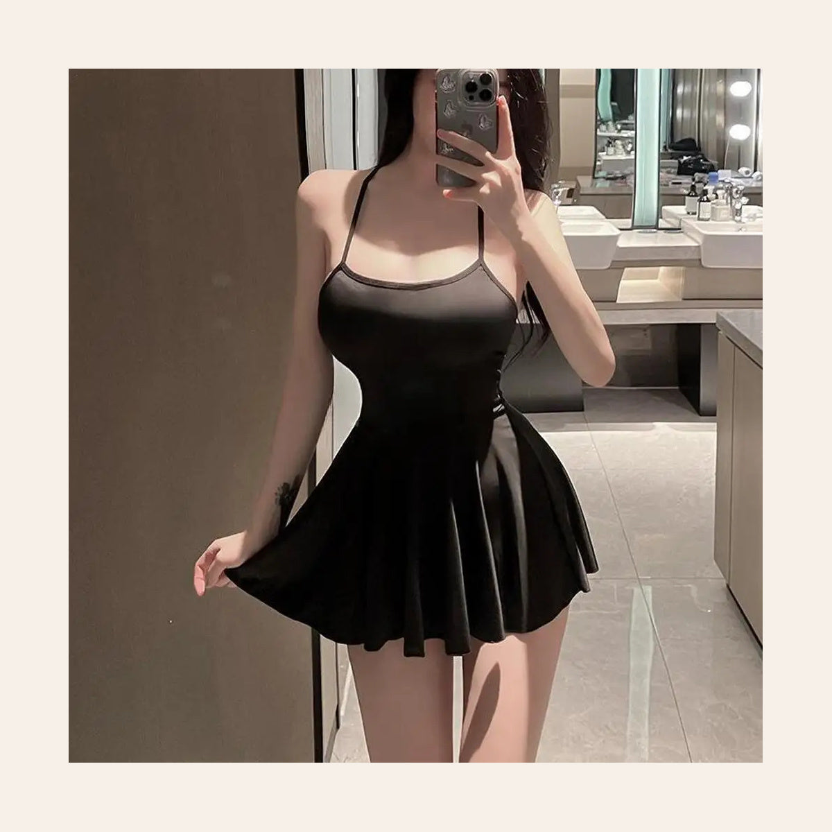 Jupe évasée de la nuisette noire courte accompagnant le mouvement