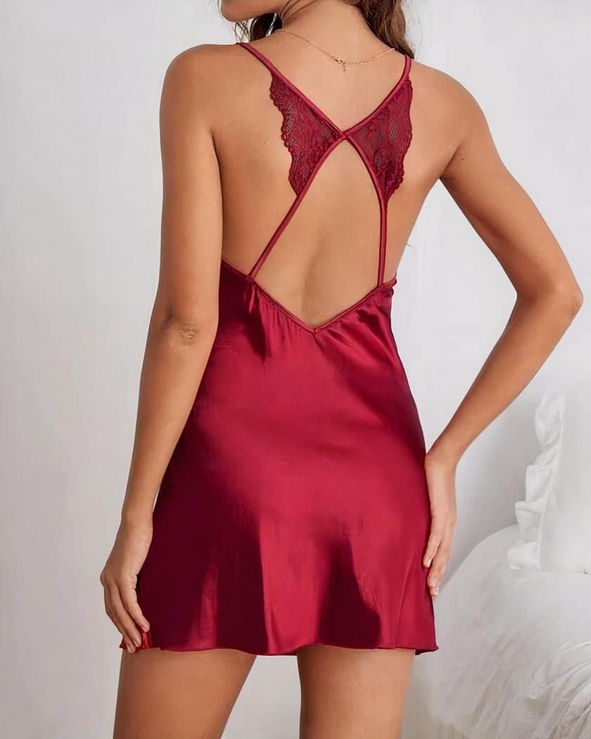 Nuisette courte en satin rouge bordeaux