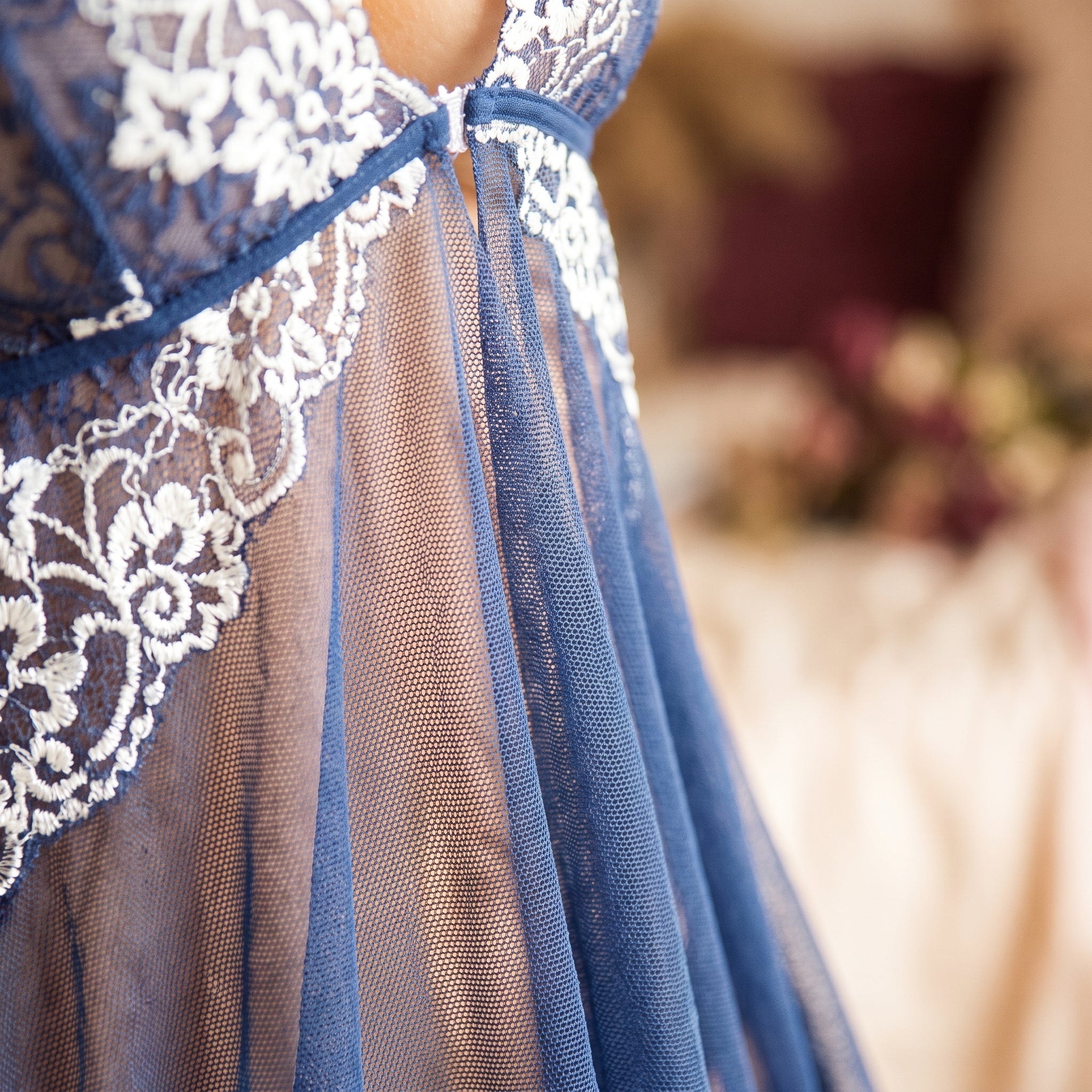 Voile transparent bleu en mouvement, chaque geste prolongé par la matière légère Image