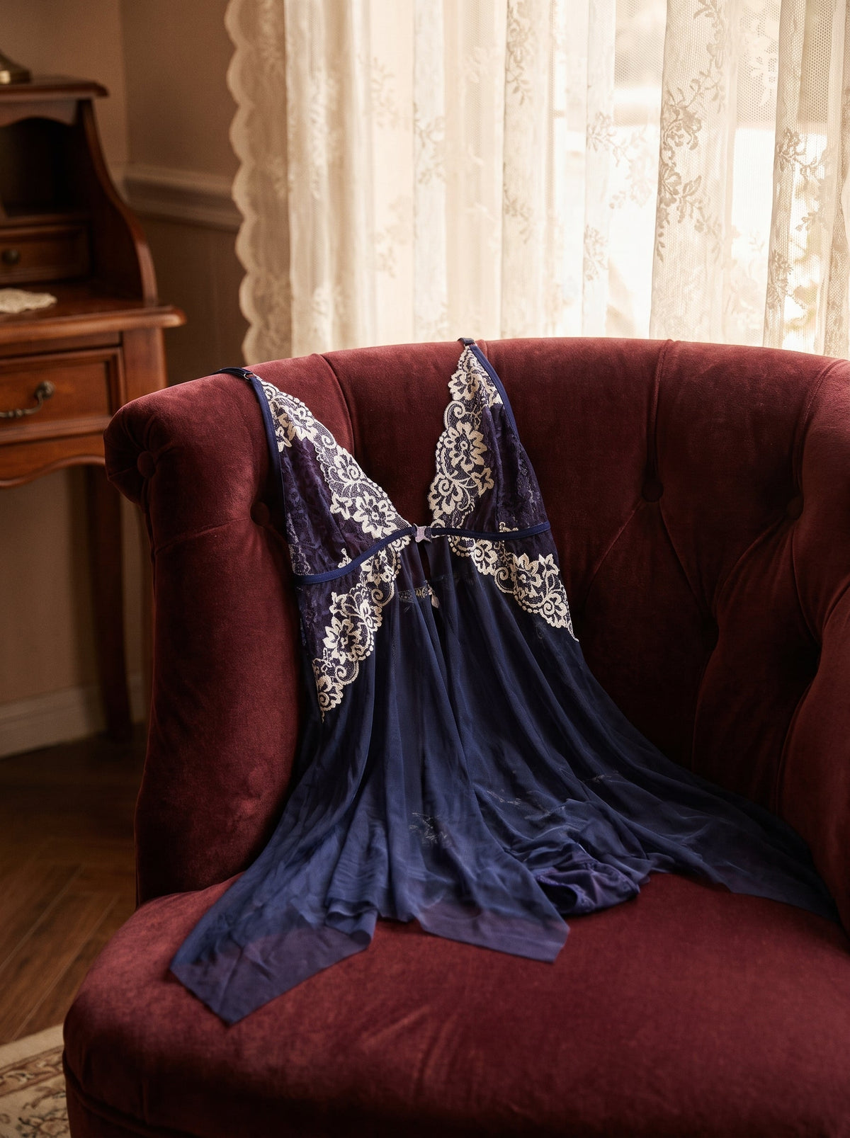 Nuisette bleue posée dans un boudoir feutré, ambiance tamisée