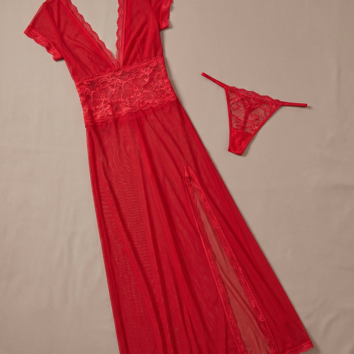 L'audace d'un mesh rouge transparent — Nuisette Longue Rouge en Mesh Transparent et String