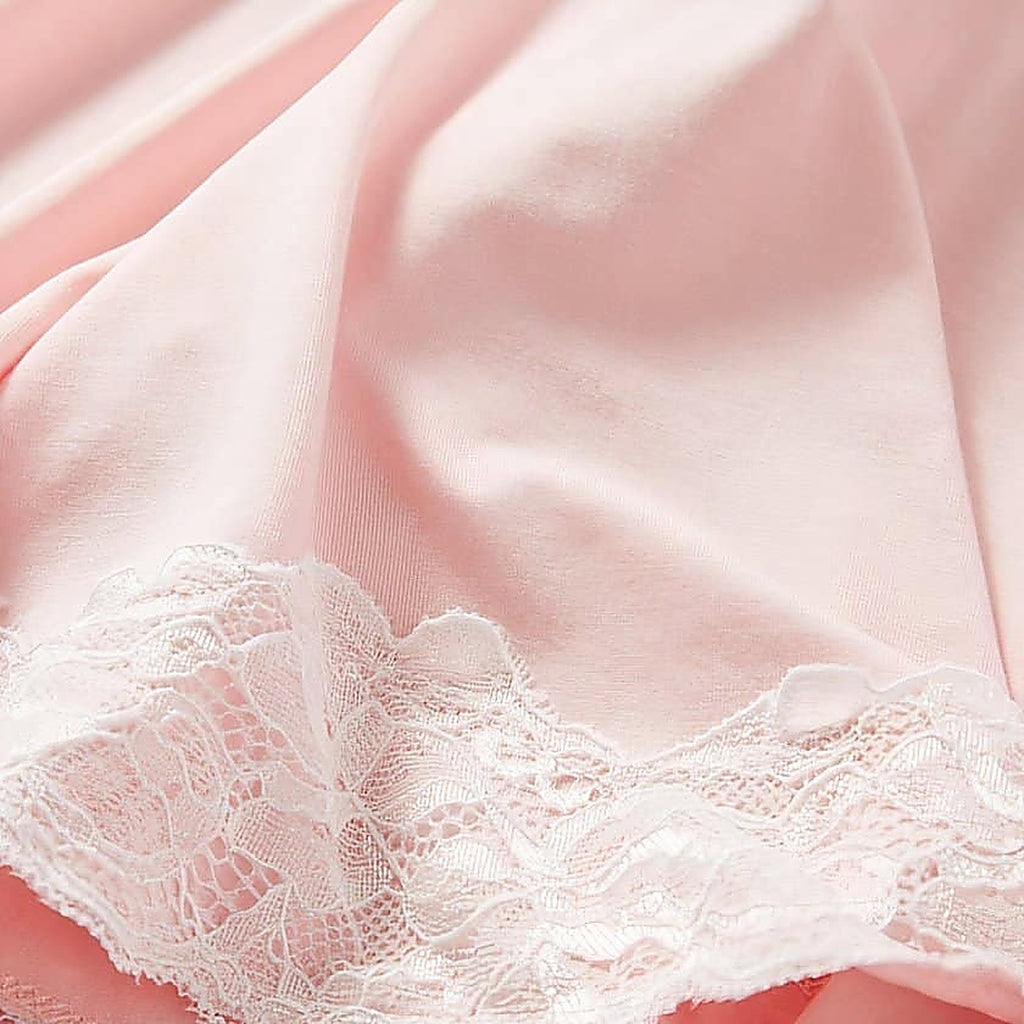 Détail du tissu rose et de la bordure en dentelle blanche
