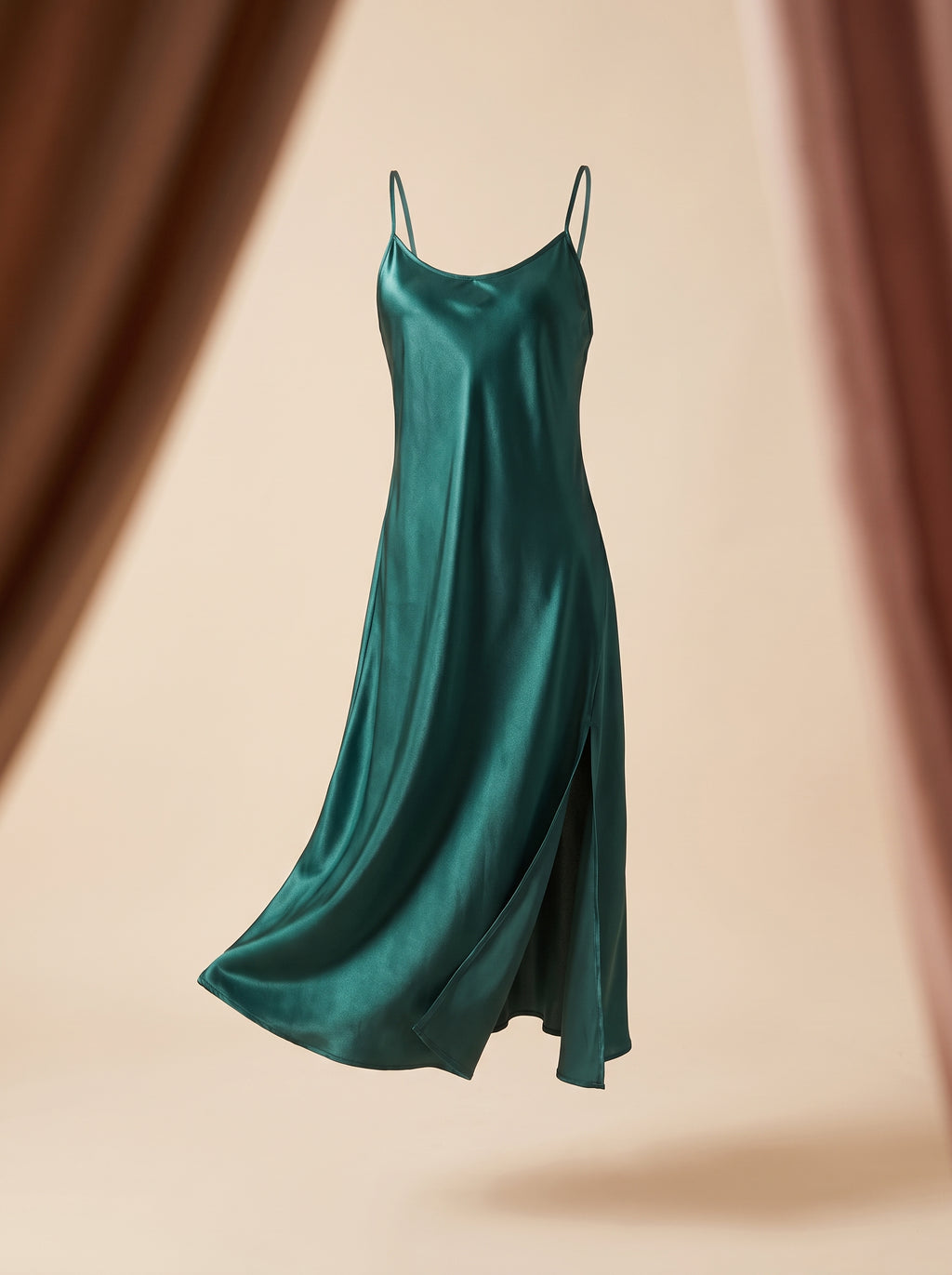 Nuisette en satin vert émeraude effet mannequin invisible, décolleté drapé et fente