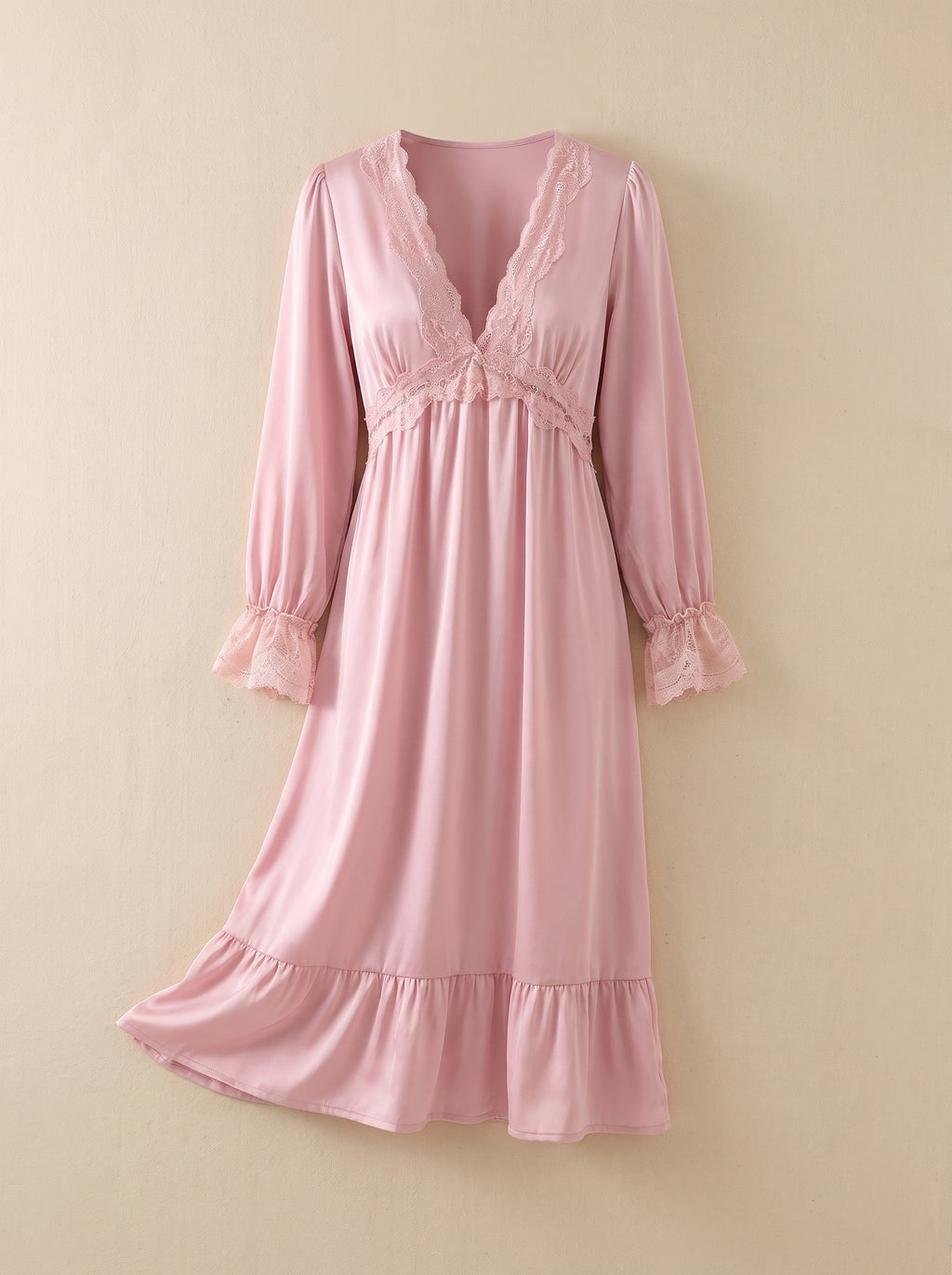 Nuisette longue rose en satin sur mannequin invisible, coupe empire, dentelle et volant