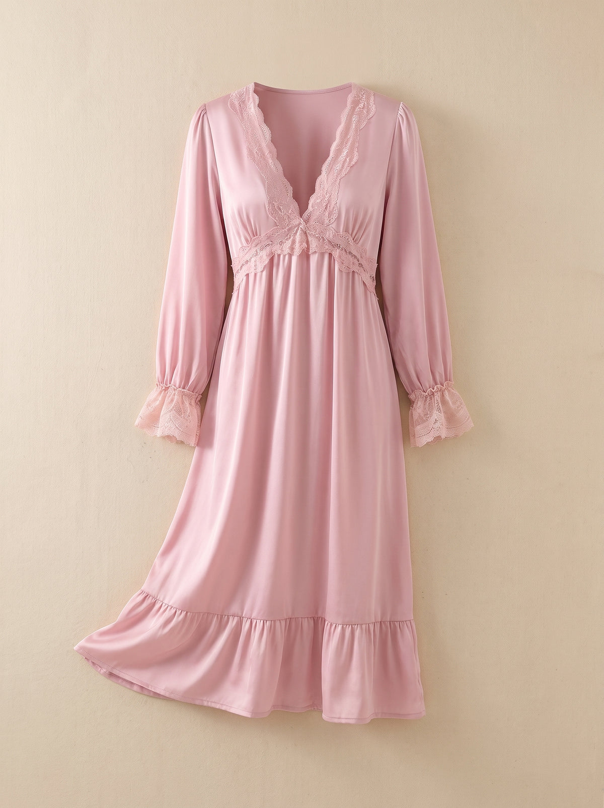 Nuisette longue rose en satin sur mannequin invisible, coupe empire, dentelle et volant