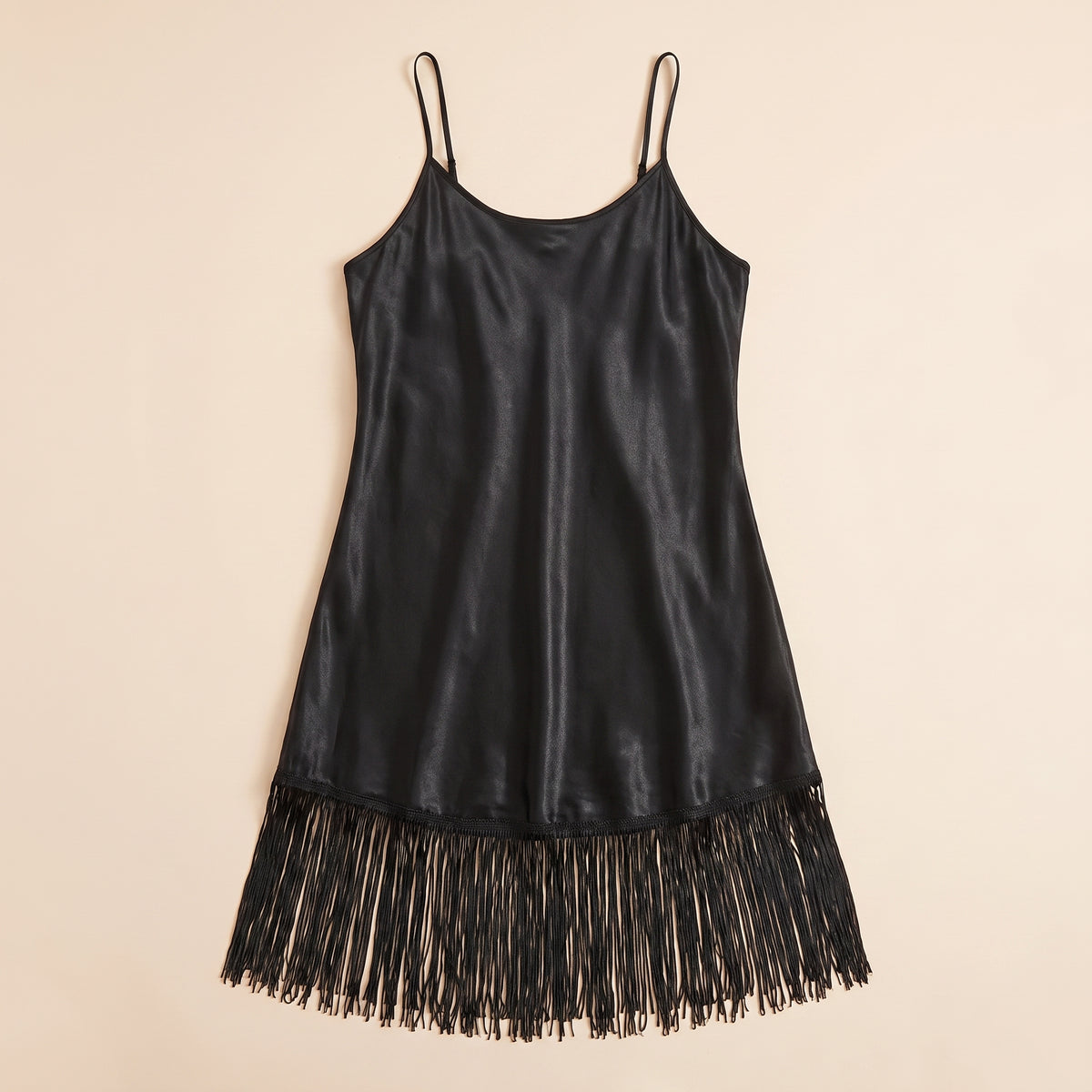 Nuisette grande taille noire en satin à franges, packshot face