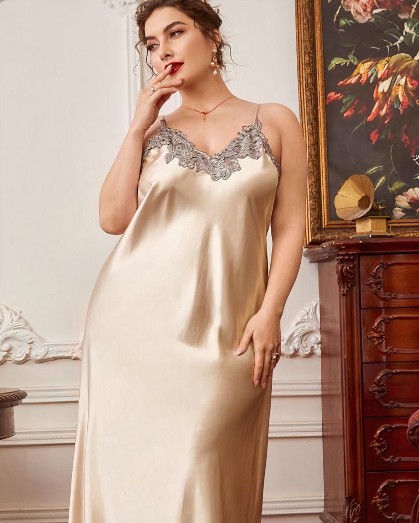 Décolleté en V et appliqué de guipure grise florale de la nuisette en satin champagne, vue de face
