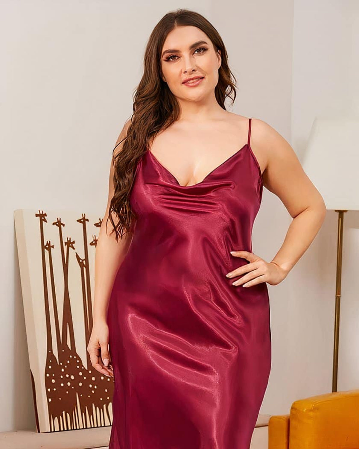 La nuisette rouge framboise portée, décolleté drapé visible