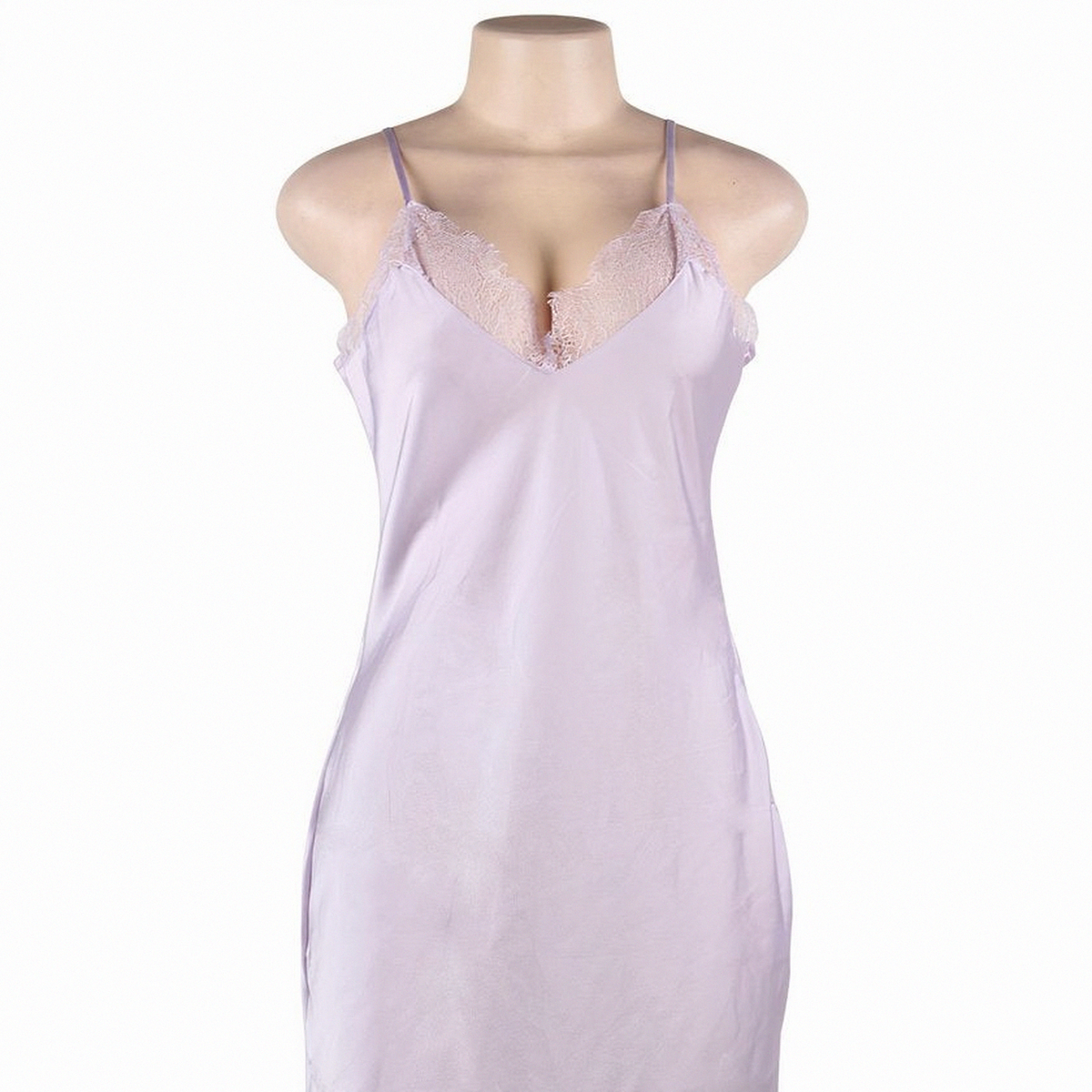 Décolleté en V de la nuisette violette pour une soirée complice