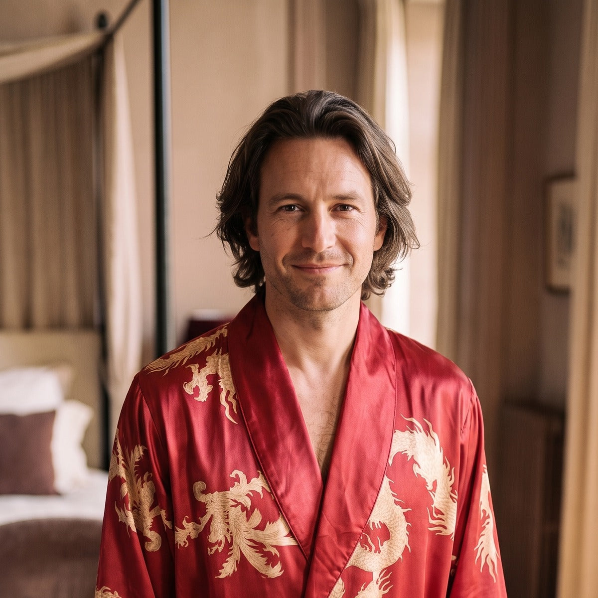 Gros plan du visage et du col châle du kimono homme satin rouge