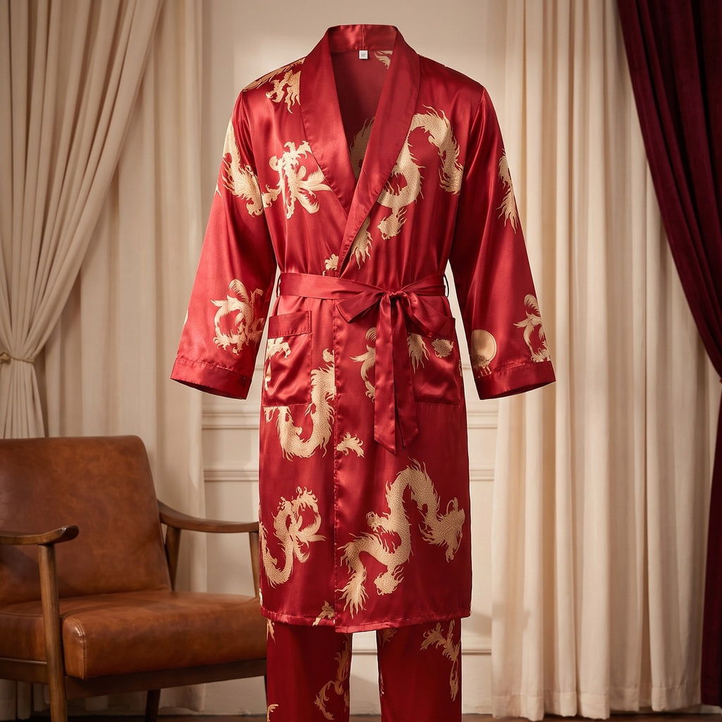 Détail du motif dragon doré sur le satin rouge du kimono homme