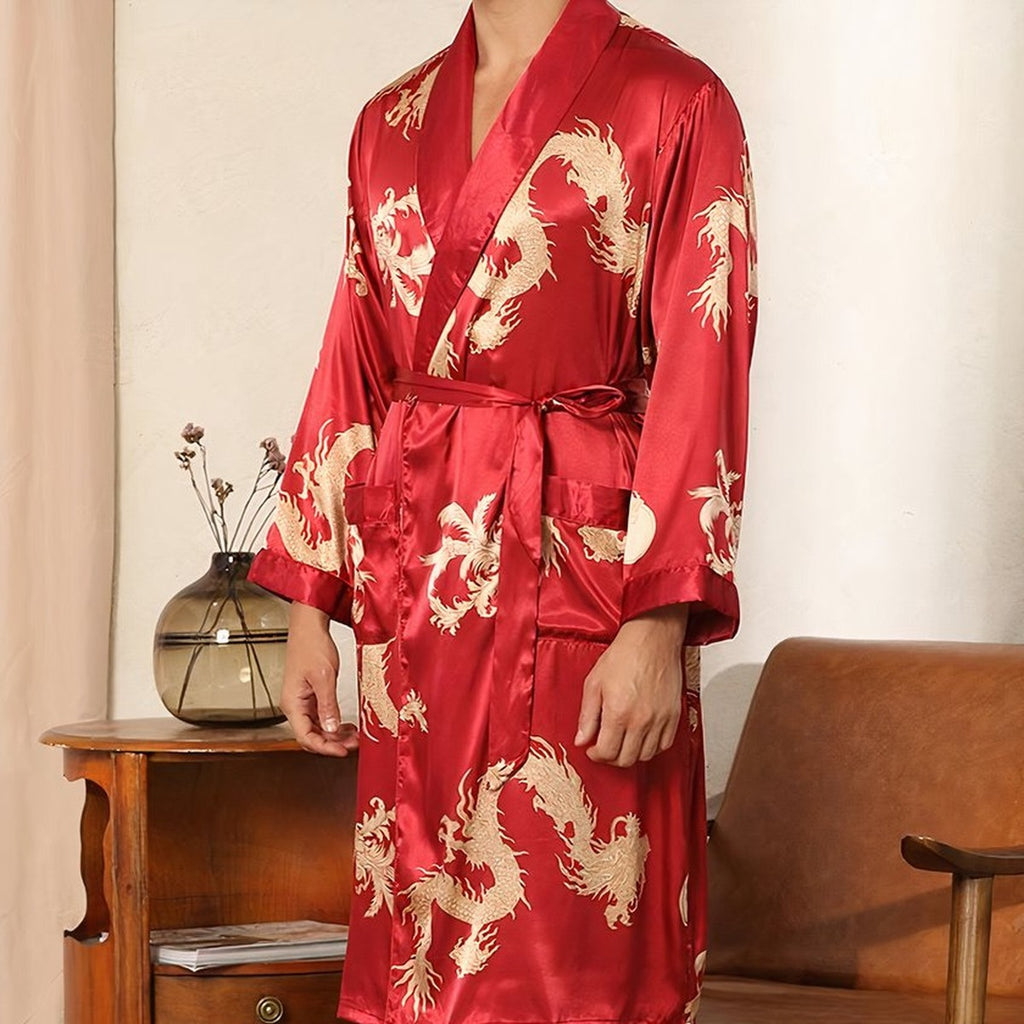Vue de dos de l ensemble kimono homme satin rouge, tombe du pantalon et ceinture