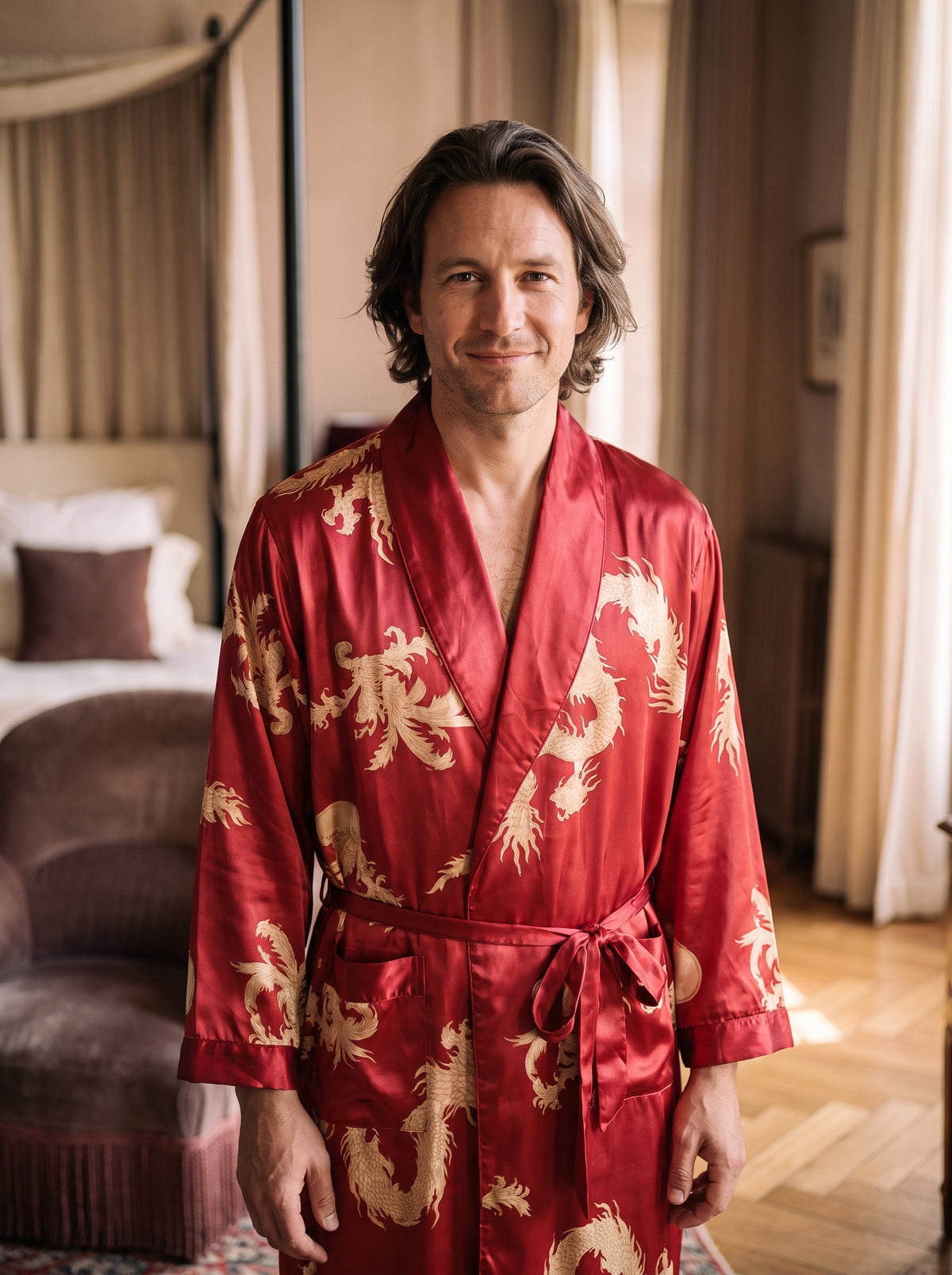 Kimono homme satin rouge à imprimé dragon doré porté mi-cuisse, modèle souriant dans un décor boudoir