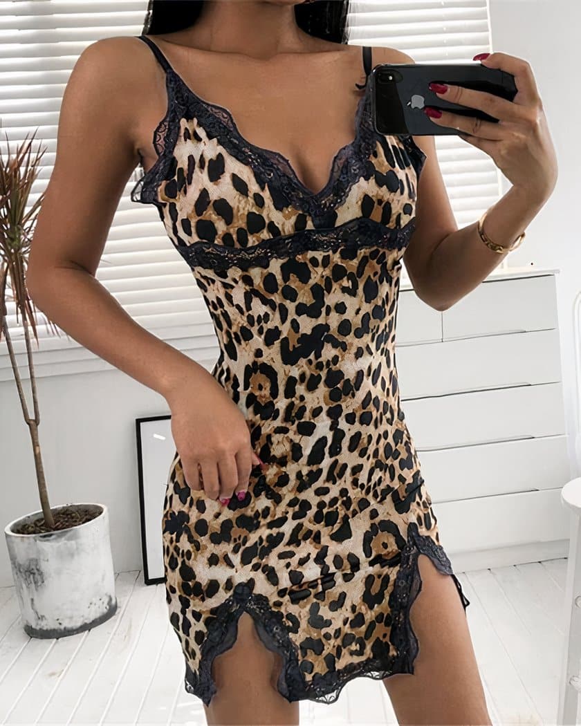 Nuisette courte en satin léopard, vue des fentes latérales et de l'ourlet festonné
