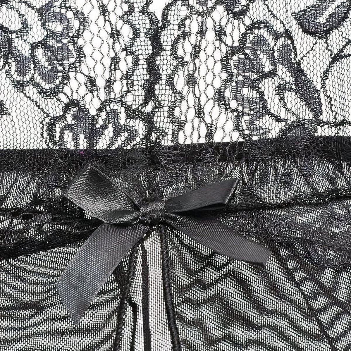 Détail de la nuisette longue noire, nœud satiné sous la poitrine et dentelle à festons