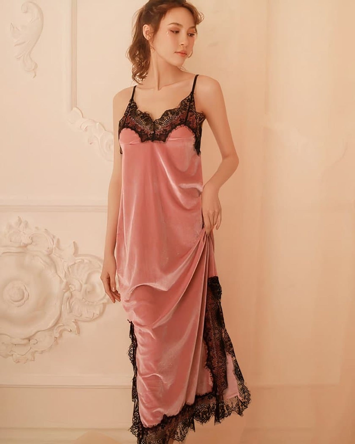 Nuisette longue en velours rose portée, photo fournisseur