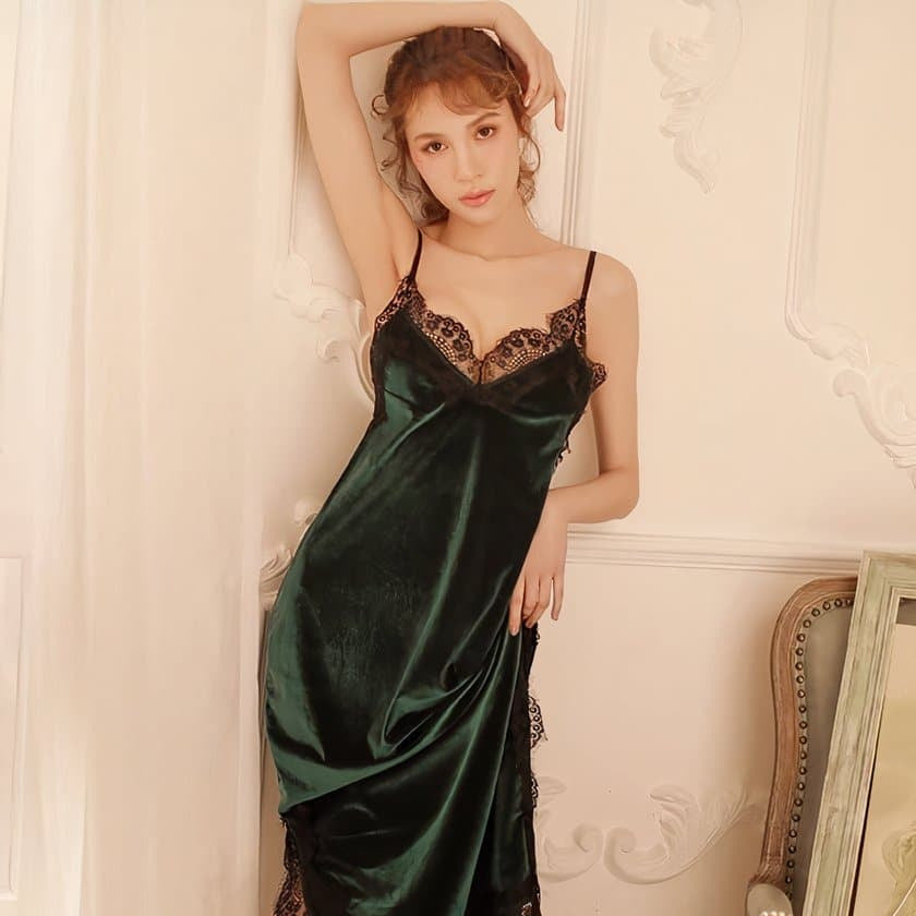 Nuisette longue en velours vert portée dans un décor intérieur clair