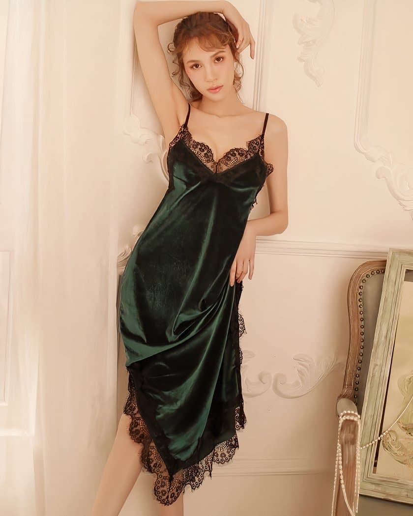 Nuisette longue en velours vert portée de face avec dentelle noire