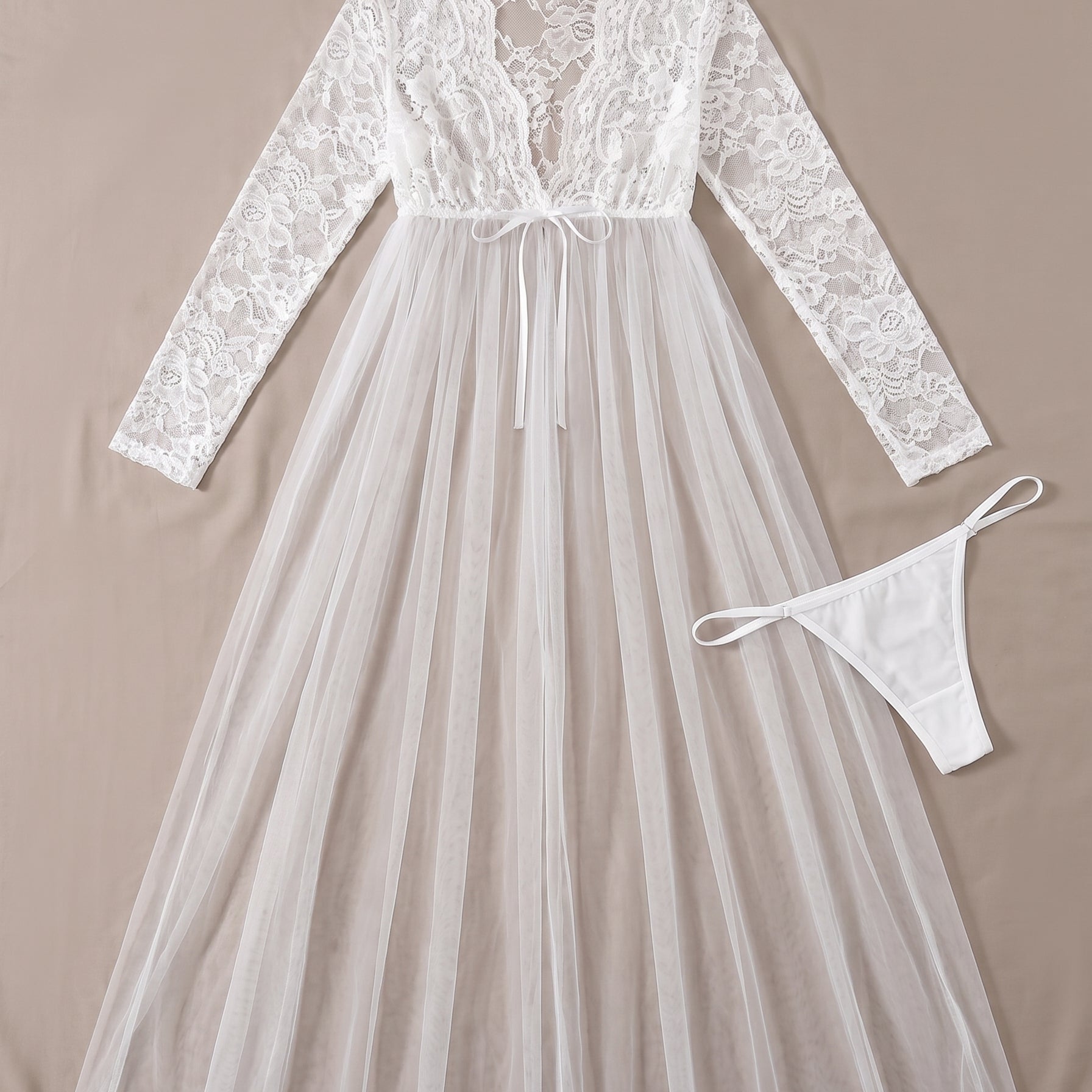 Une allure de déesse transparente — Nuisette Longue Transparente en Dentelle et Tulle Image