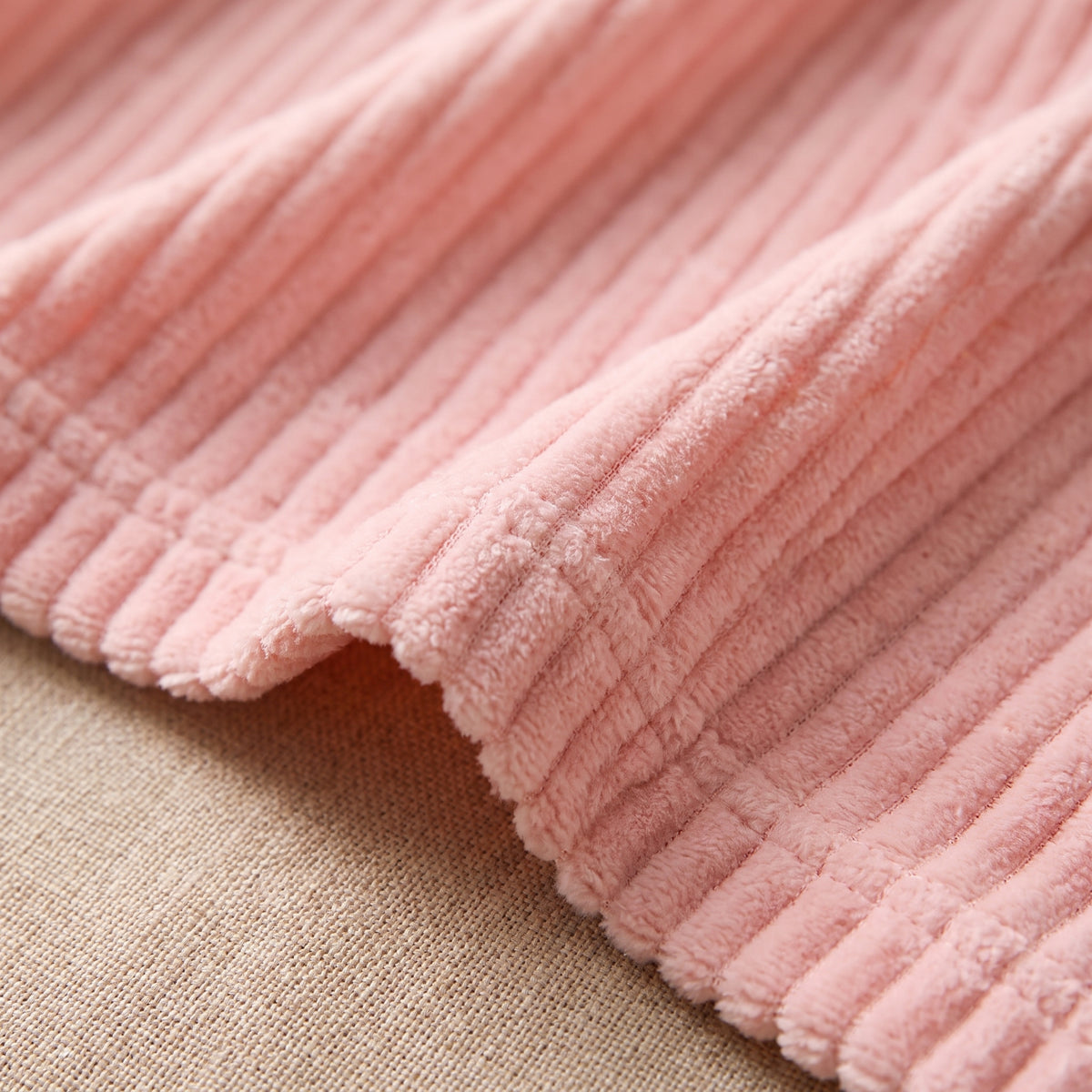 Texture cotelee et matiere douce de la nuisette longue rose en flanelle polaire Image