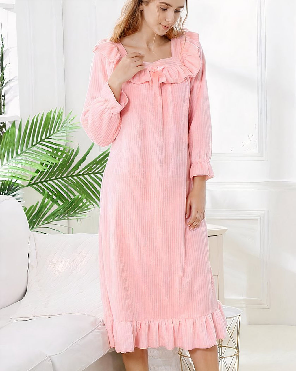 Nuisette longue rose en flanelle polaire portee debout, photo fournisseur