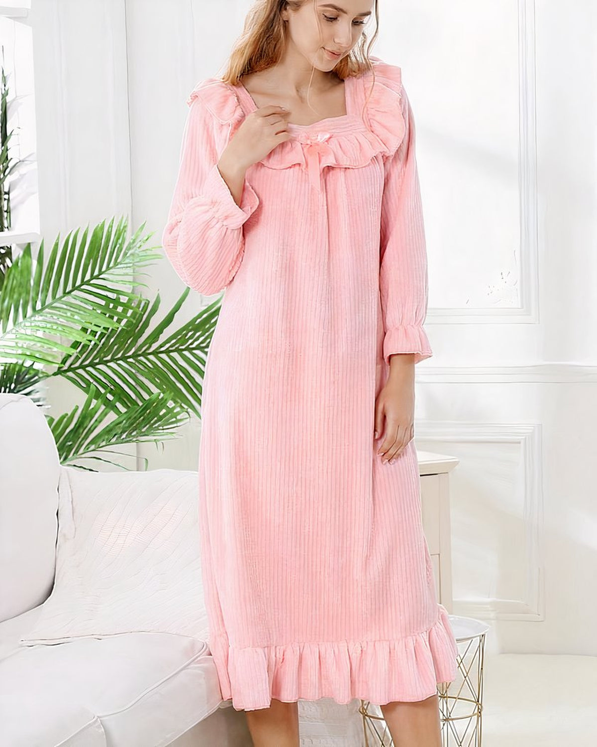 Nuisette longue rose en flanelle polaire portee debout, photo fournisseur