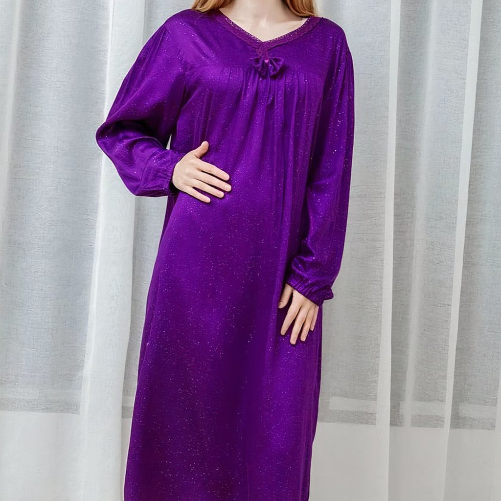 Détail sans visage de la nuisette longue violette, col en V, nœud central et manches longues