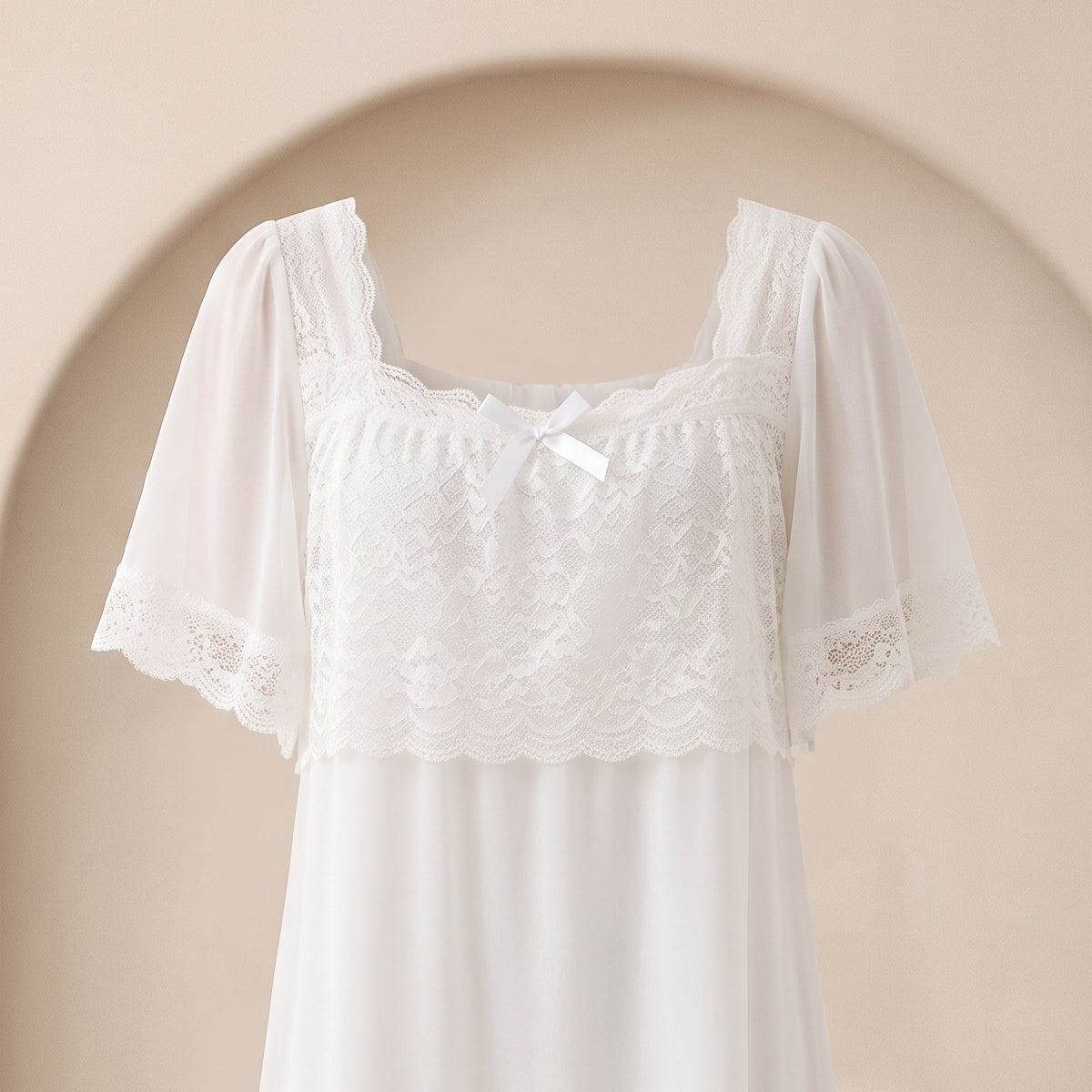 Dentelle et encolure de la nuisette blanche sur mannequin invisible Image