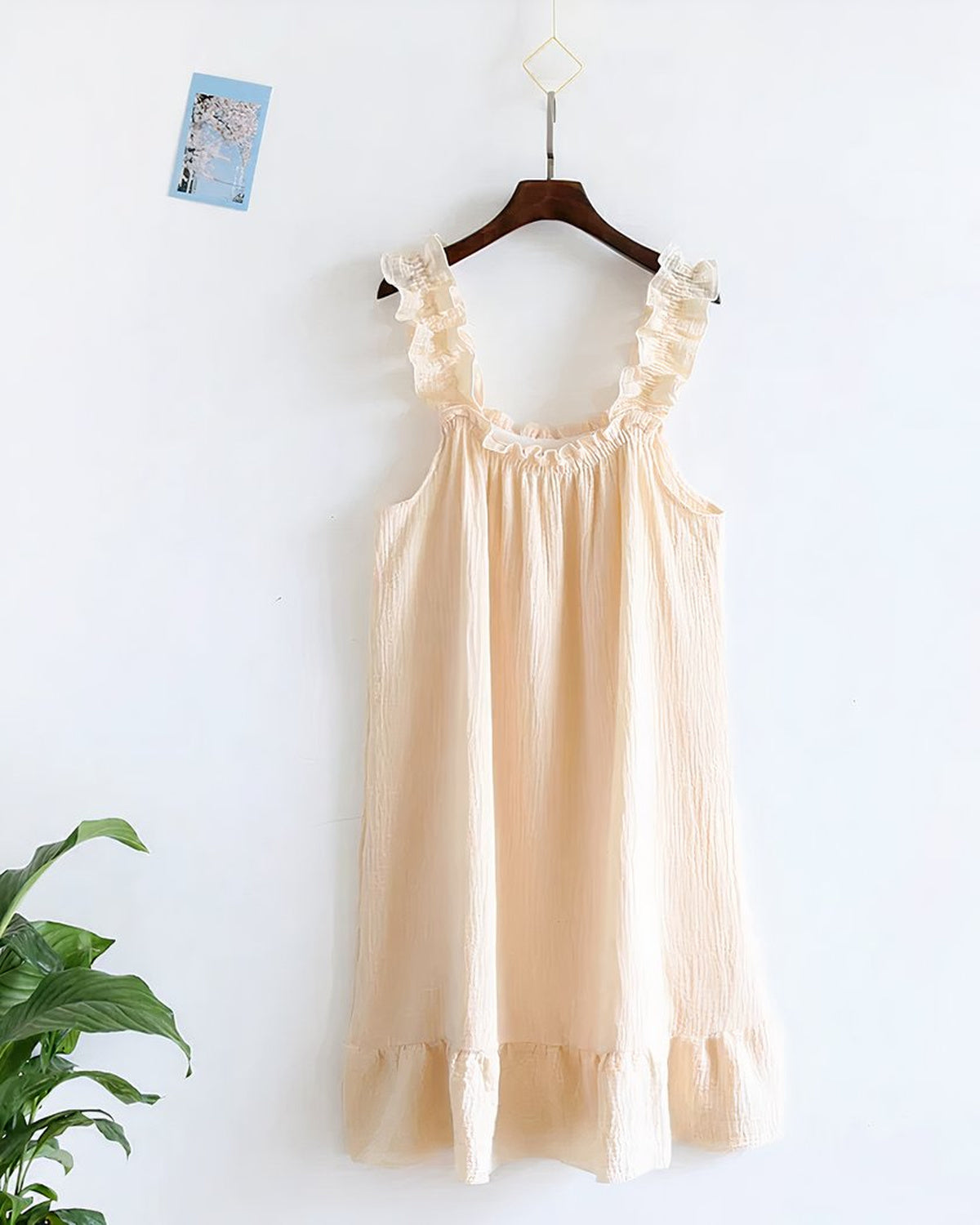Nuisette en coton froissé beige présentée sur cintre