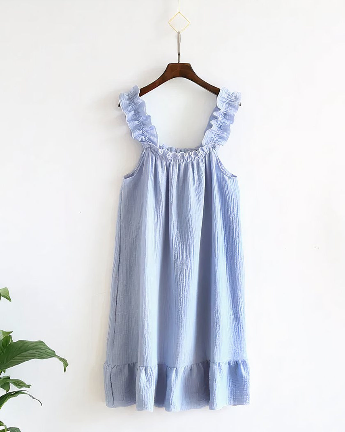 Nuisette en coton froissé bleu ciel présentée sur cintre