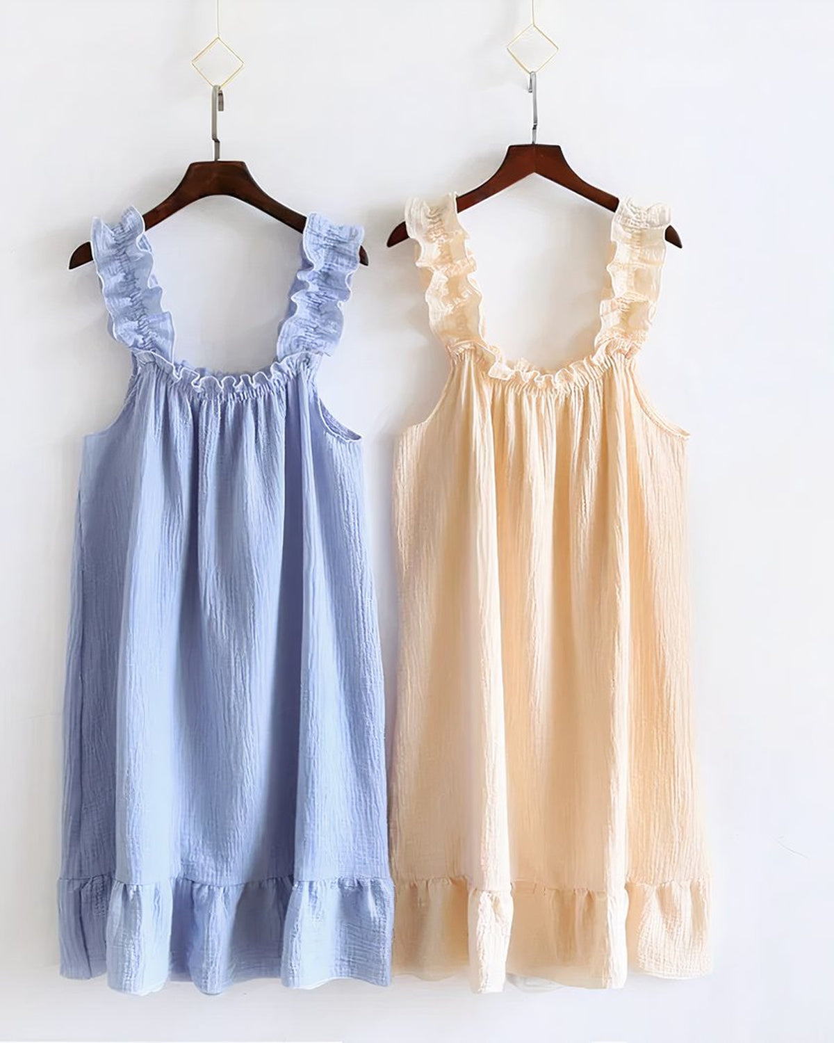 Les deux coloris de la nuisette en coton froissé, beige et bleu ciel