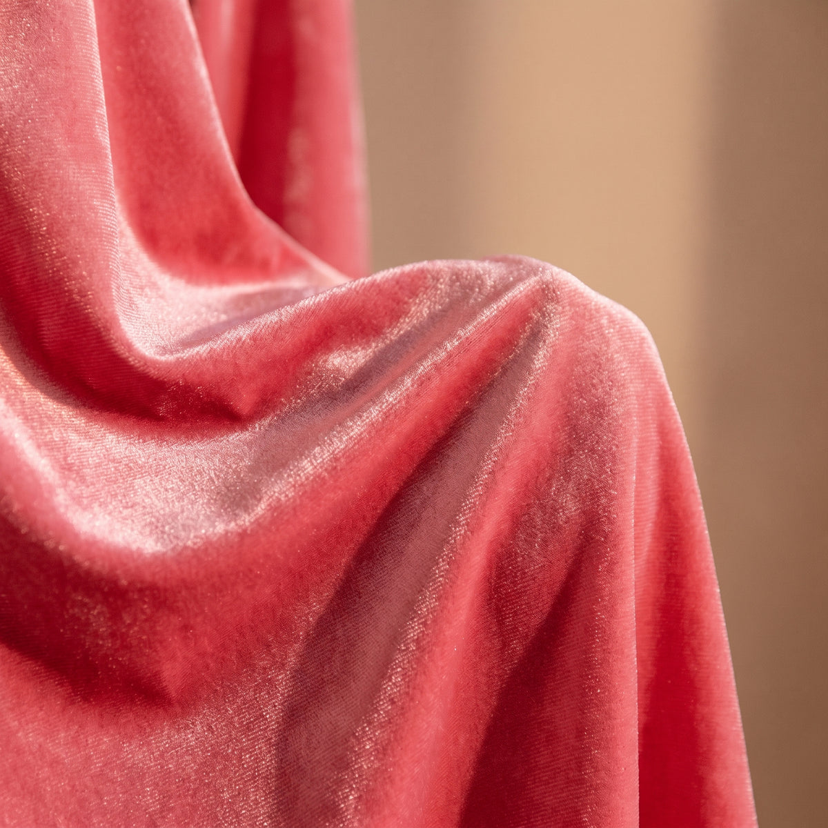 Texture du velours rose de la nuisette, plis et reflets lumineux Image