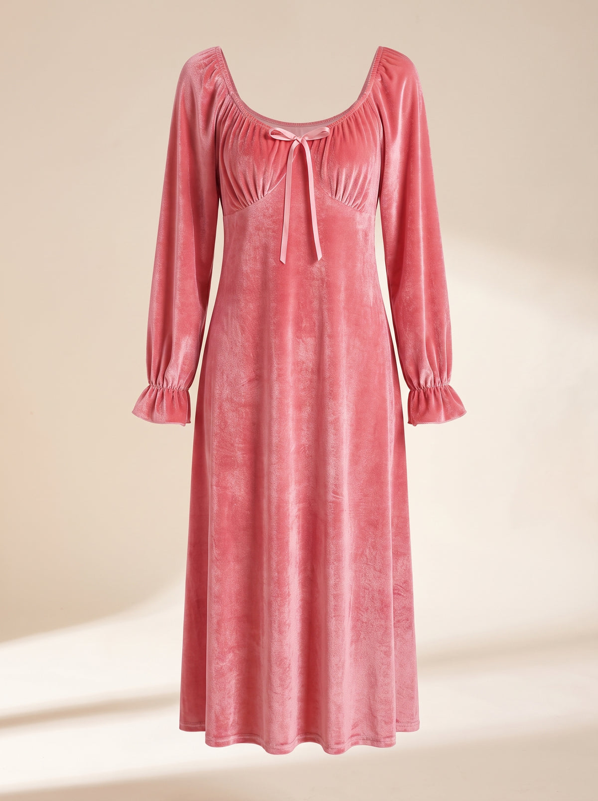 Nuisette rose en velours presentee sur mannequin invisible, vue de face