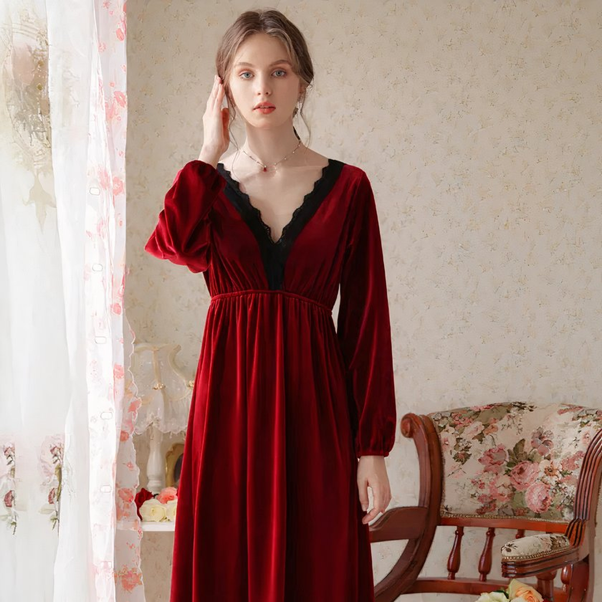 Vue de face de la nuisette rouge longue portée dans un boudoir