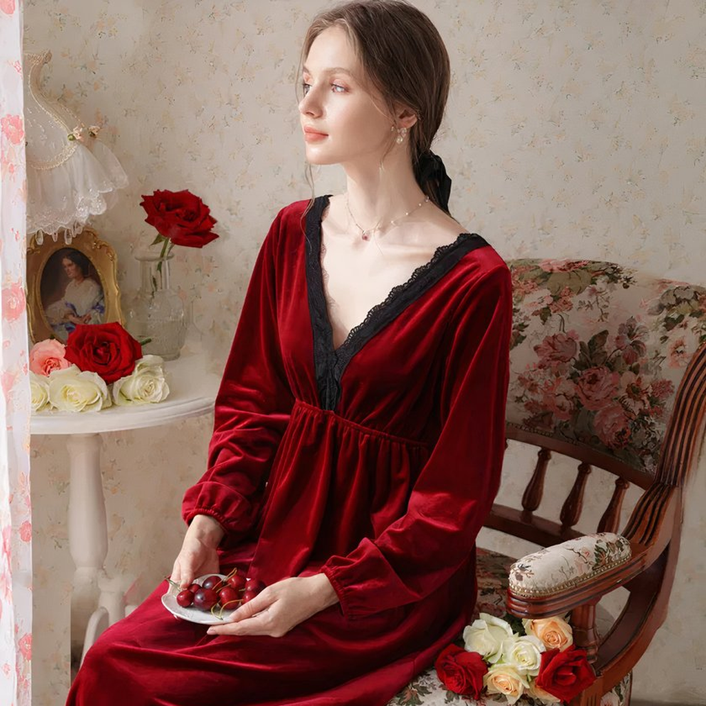 Femme assise portant une nuisette rouge longue dans une chambre romantique