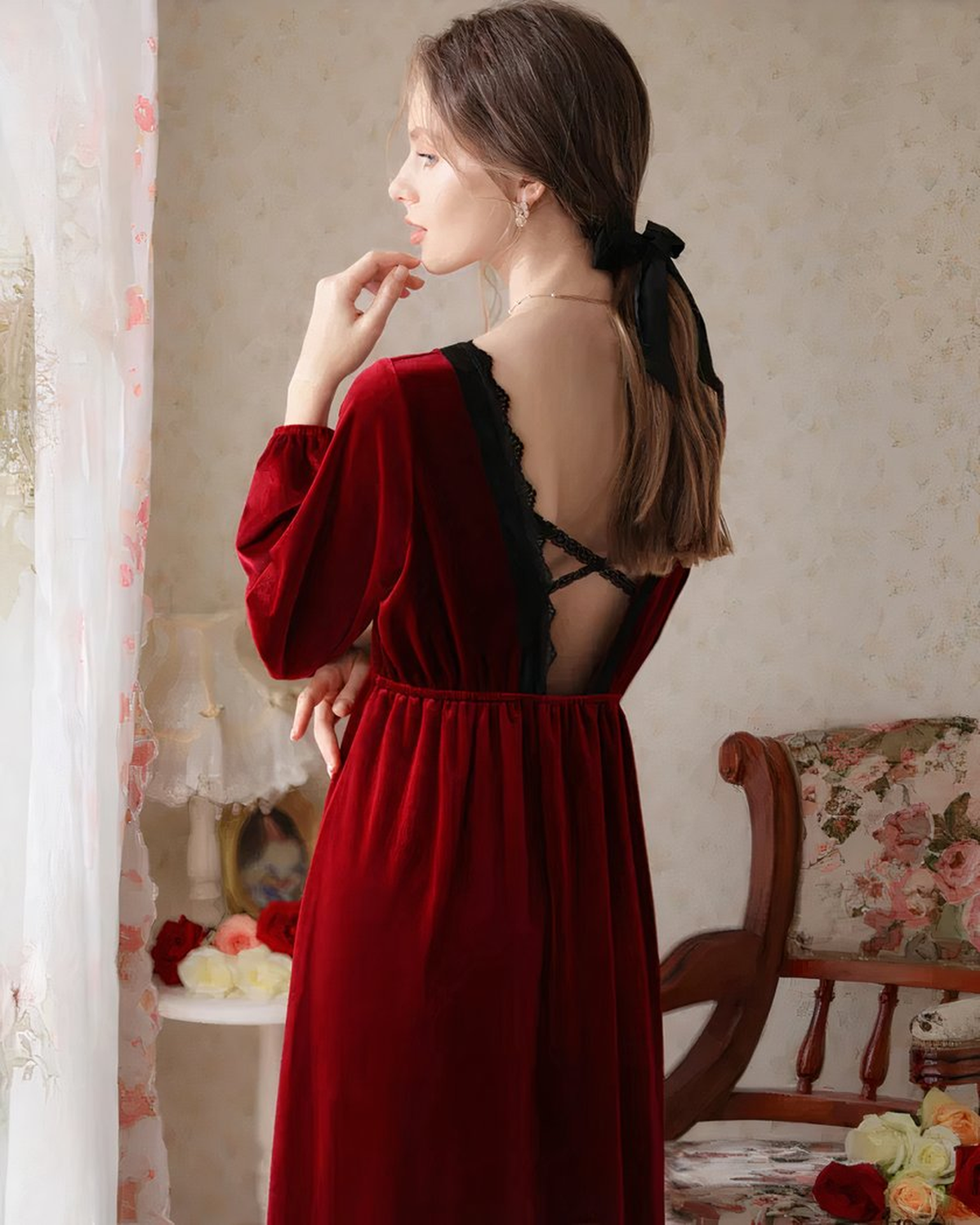 Dos ouvert et liens noirs croisés de la nuisette rouge longue