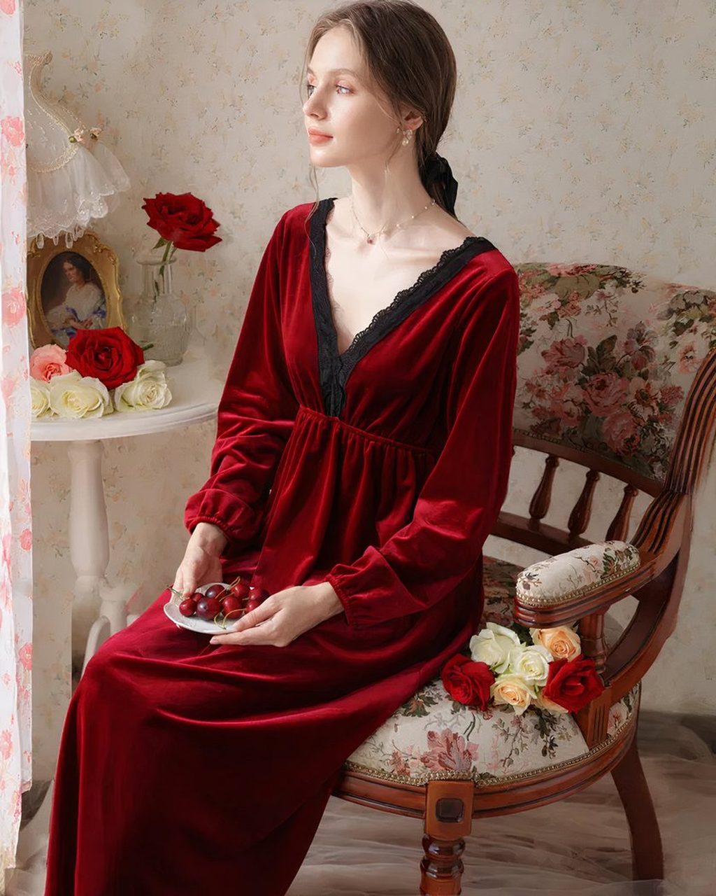 Femme assise portant la nuisette rouge longue dans un décor boudoir