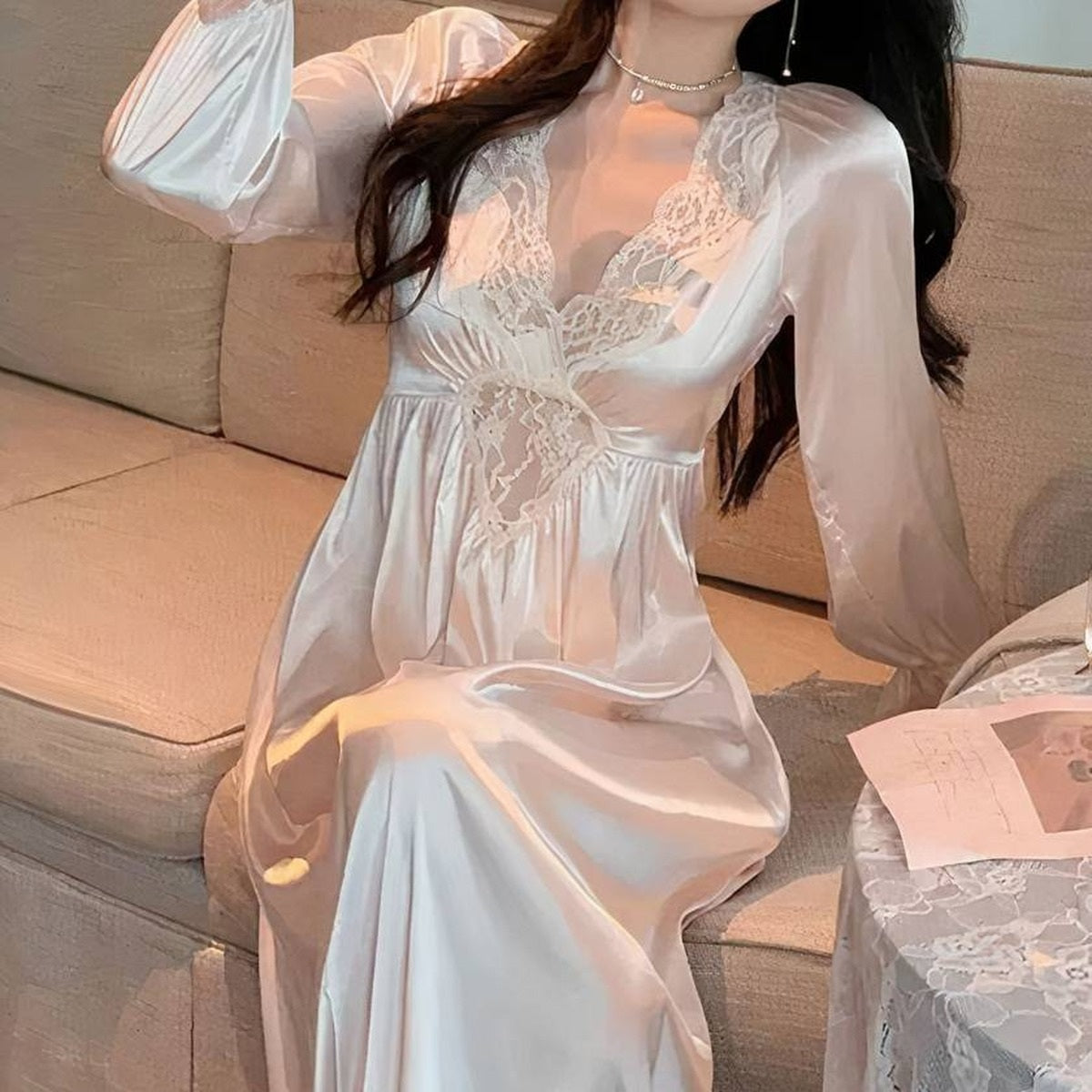 Nuisette champagne portée assise, dentelle au décolleté et ligne fluide Image