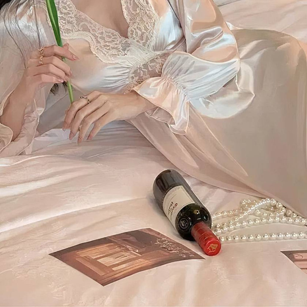 Détail sans visage du décolleté en dentelle et des manches longues de la nuisette champagne