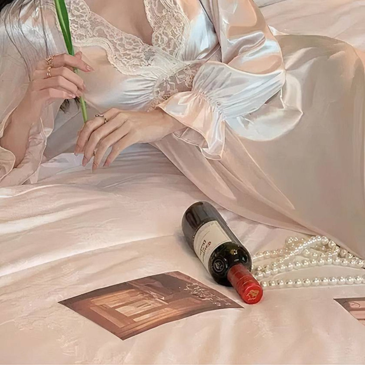 Détail sans visage du décolleté en dentelle et des manches longues de la nuisette champagne