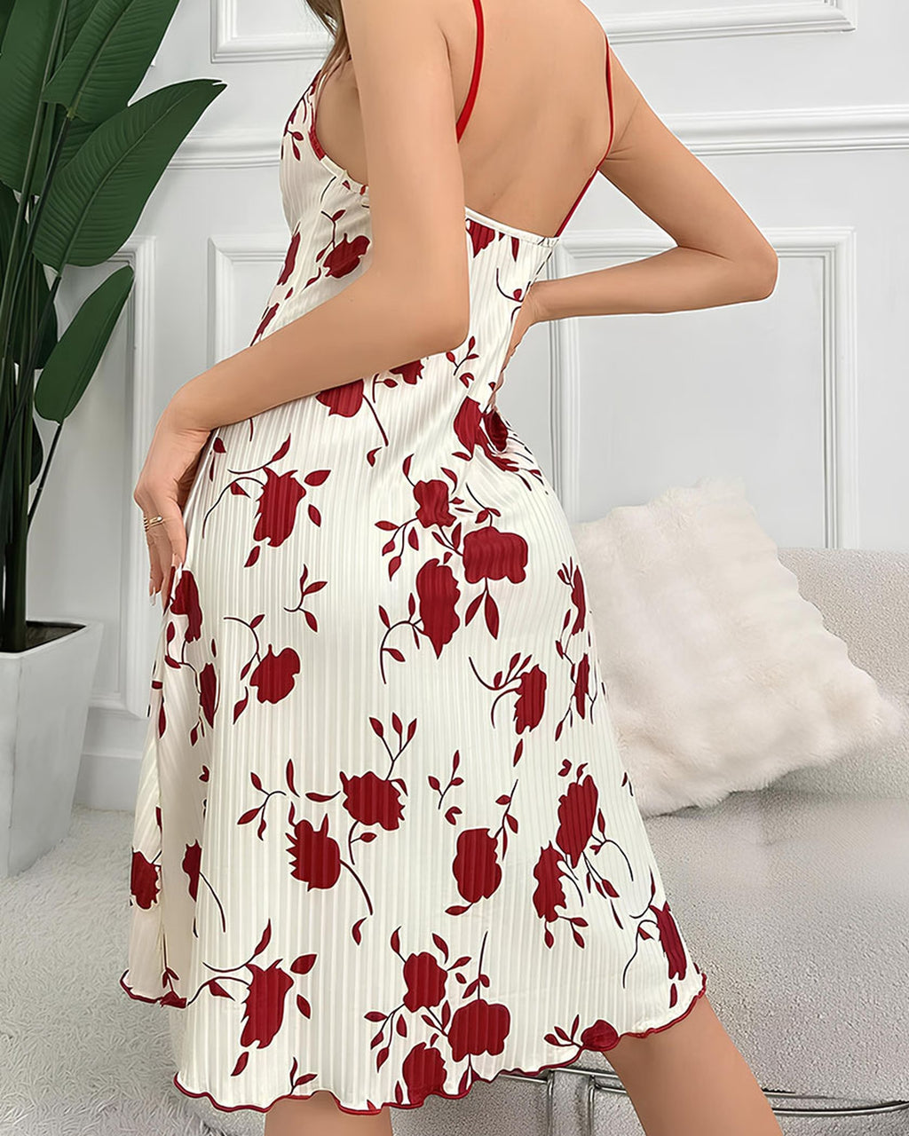 Nuisette mi-longue blanche à fleurs rouges, vue de dos