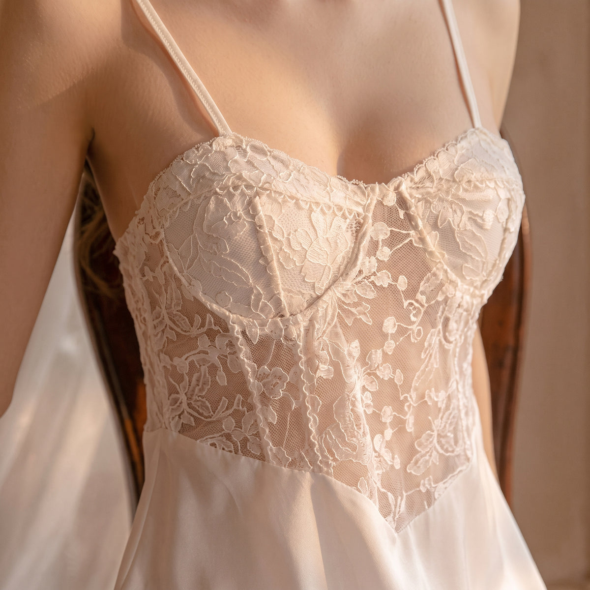 Un Moment pour Soi - Dentelle florale du bustier de la nuisette blanche Image