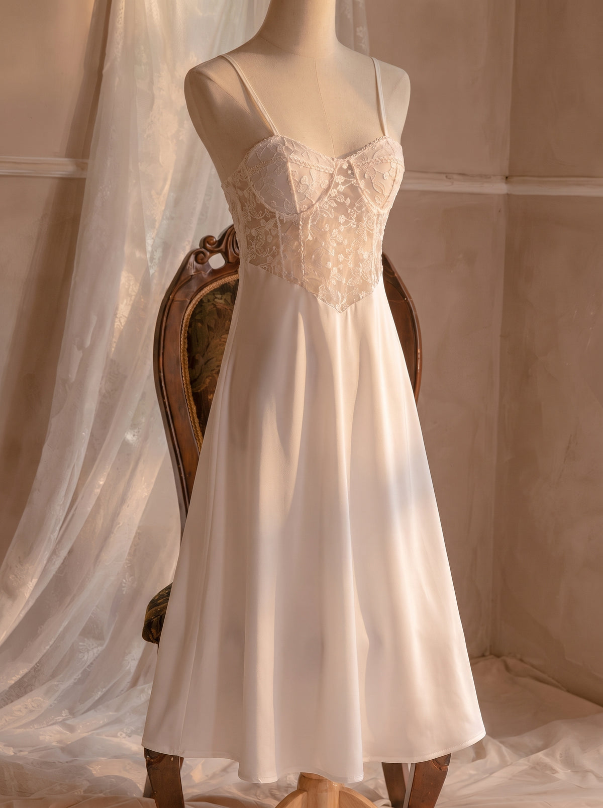 Nuisette blanche mi-longue portee sur mannequin invisible, vue de face